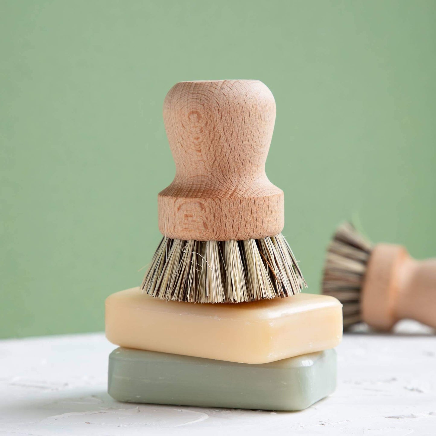 Ergonomic dish brush