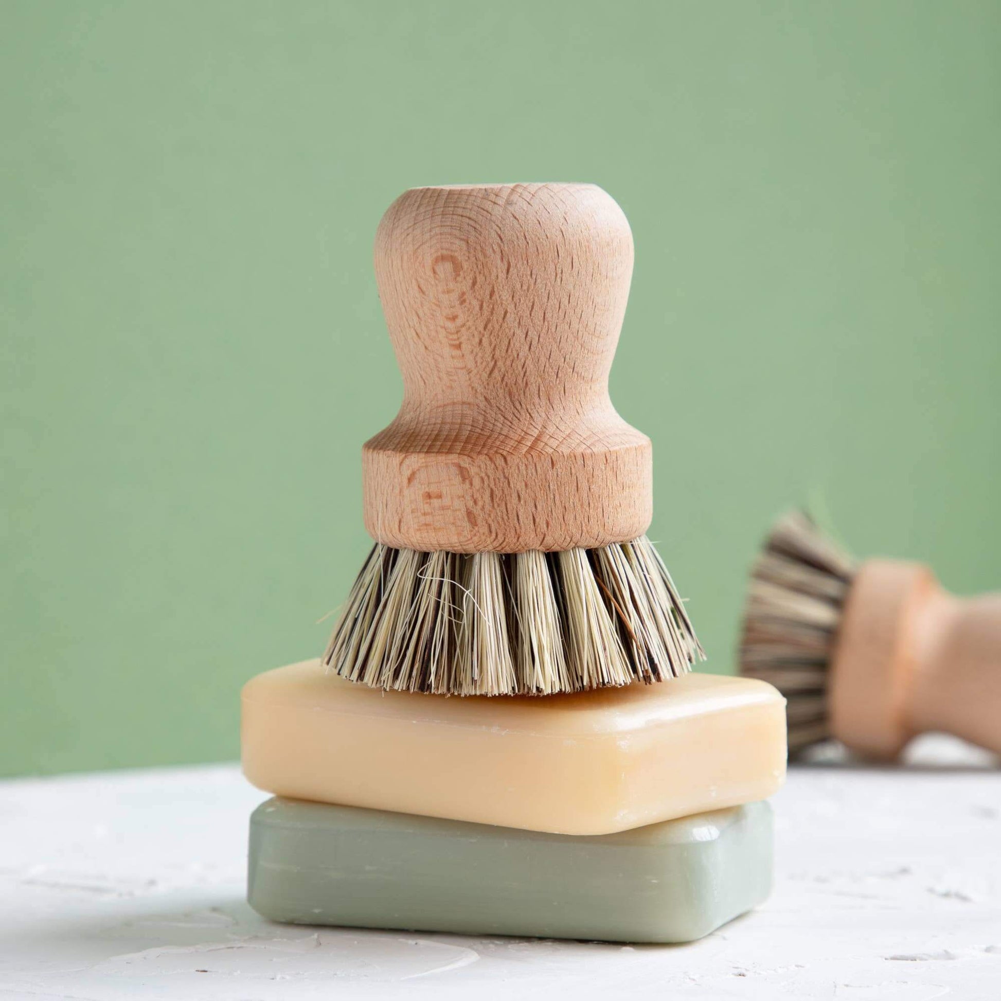 Ergonomic dish brush