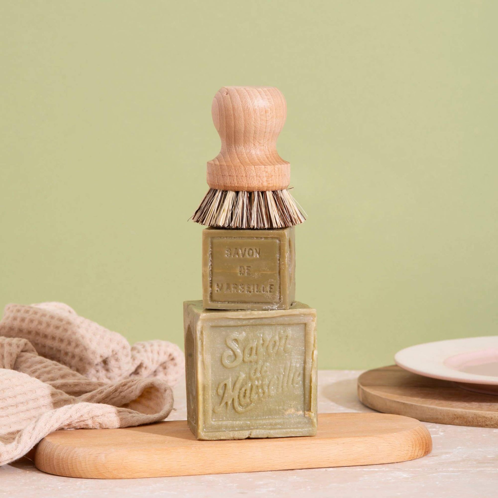Ergonomic dish brush with soap