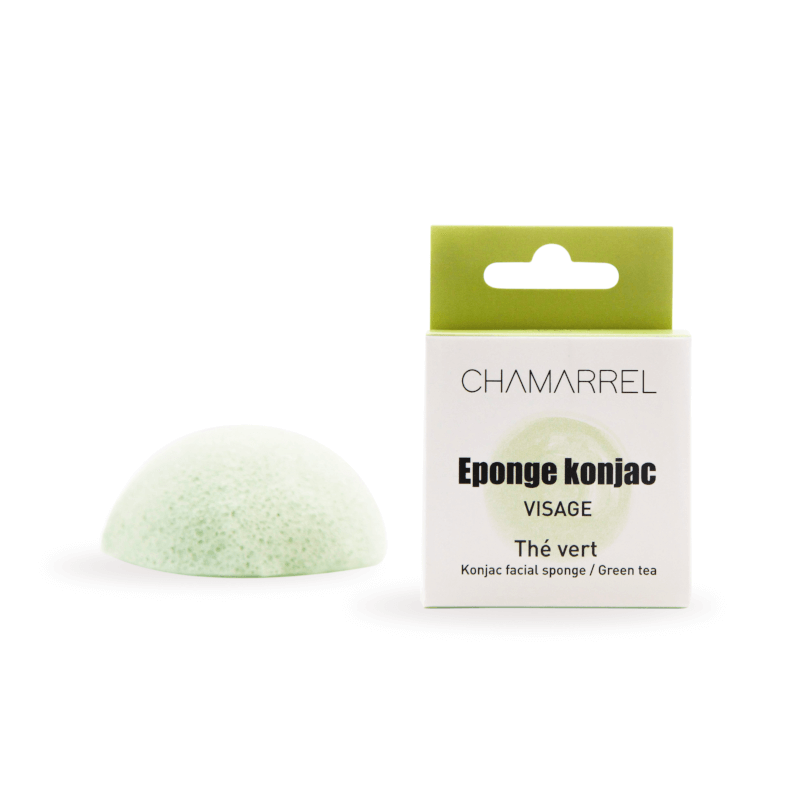 A packaged Konjac Face Sponge in green color, labeled as 'Eponge konjac visage' with 'Thé vert' indicating green tea. The product is displayed next to its packaging box.