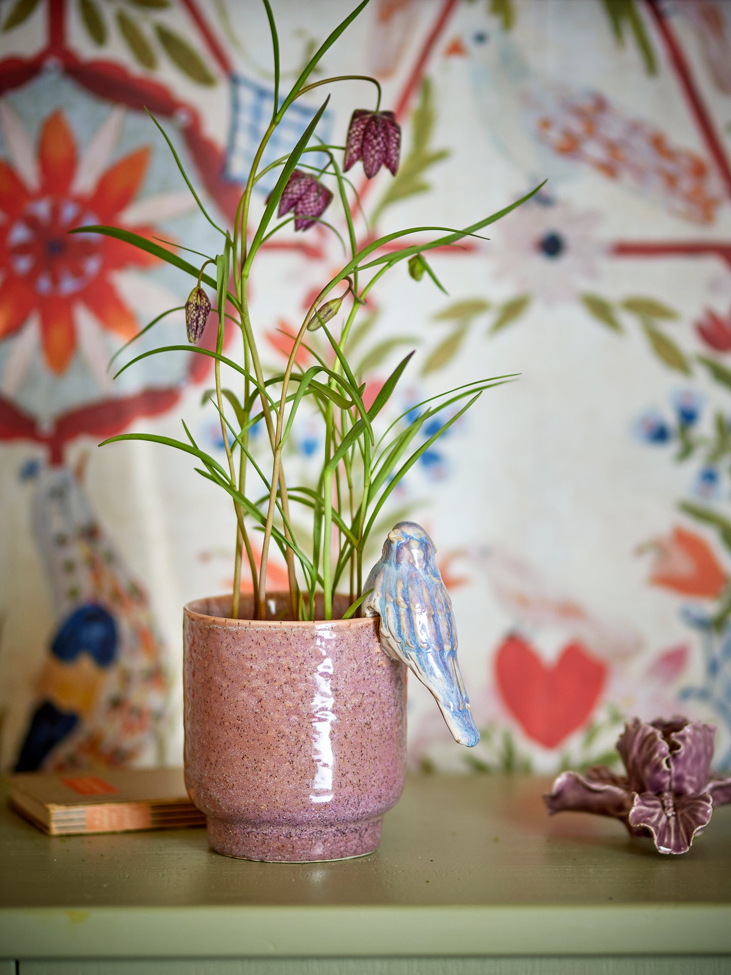 Creative Collection Larky Flowerpot | Hand-Glazed Stoneware Plant Pot with bird. Sitting on a table with plant. Close up