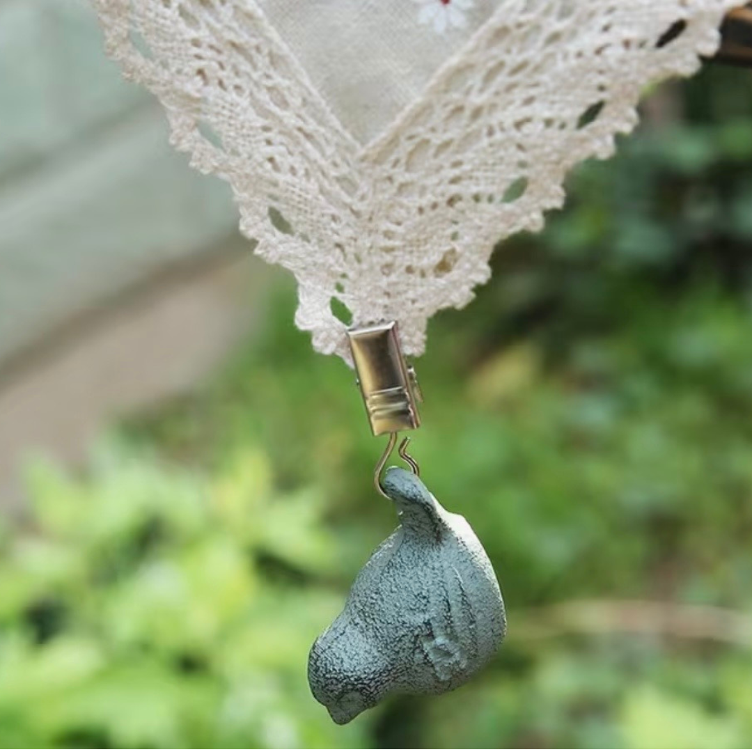 Bird Tablecloth Weight green in use